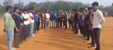 सतबरवा: भाजपा नेता आशीष सिन्हा ने सतबरवा के मानासोती एवं हलुमाड़ में क्रिकेट किट वितरित किए