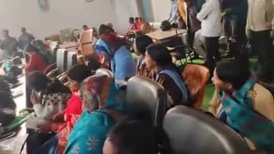 ठाकुरगंगटी: ठाकुर गंगटी प्रखंड सभागार में जल जांच संबंधी जलसहिया को दिया गया प्रशिक्षण