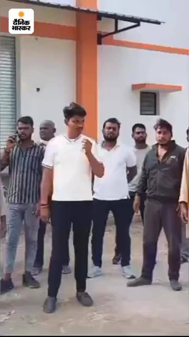 *गोरखपुर में खाद न मिलने पर किसानों का प्रदर्शन:* लखुआपाकड़ समिति पर यूरिया की कालाबाजारी का आरोप, जांच की मांग
https:/...