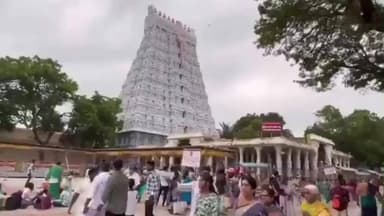 திருச்செந்தூர்: திருச்செந்தூர் கோவில் காணிக்கை என்னும் பணி இரண்டு நாட்கள் நடைபெற்ற நிலையில் 3.81 கோடி ரூபாய் பக்தர்கள் வழங்கி உள்ளனர்.