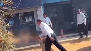 लालसोट: लालसोट के ज्योतिबा फूले सर्किल के पास एसबीआई बैंक के बाहर बिजली के पोल में लगी आग से मचा हड़कम्प