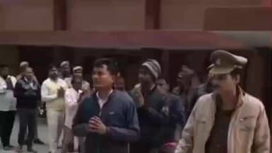 कप्तानगंज: कुशीनगर: मठिया गांव में पुलिस पर जानलेवा हमला, 6 महिलाओं समेत 18 आरोपियों को गिरफ्तार कर थाने में परेड करवाई गई