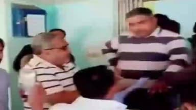 हंडिया: बिजली ऑफिस में किसानों को समय पर बिजली नहीं मिलने से परेशानी, बिजली विभाग के अधिकारियों से लगाई गुहार