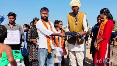 बसेड़ी: स्टूडेंट्स फॉर सेवा के कार्यकर्ताओं ने बांटे गर्म वस्त्र