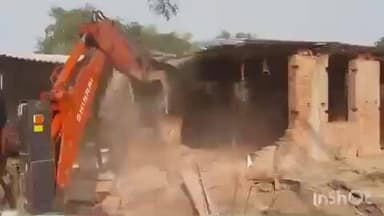 झंझारपुर: सिरखड़िया पंचायत सरकार भवन के पास 11 कट्ठा ज़मीन अतिक्रमण मुक्त, 40 वर्षों से अतिक्रमित भवन बुलडोजर से ध्वस्त