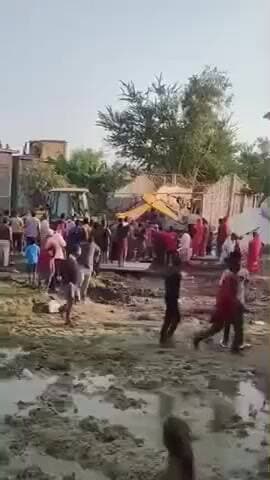 फुलपरास: फुलपरास के फुलकाहा गांव में अतिक्रमण हटाने गए अधिकारी को भगाया, जेसीबी का शीशा तोड़ा