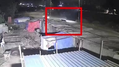 વટવા: પૂરઝડપે આવી કાર સ્લીપ ખાઈ છાપરામાં ઘૂસી ગઈ, CCTV, રામોલમાં બેફામ કારે સૂઈ રહેલા પરિવારને કચડયો
