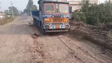 పెదకూరపాడులో ధ్వంసమైన రోడ్డులో ఇరుక్కుపోయిన లారీ