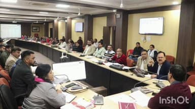 पठारी: कलेक्टर ने अधिकारियों को सीएम हेल्पलाइन की शिकायतों का समय सीमा में निराकरण करने का निर्देश दिया