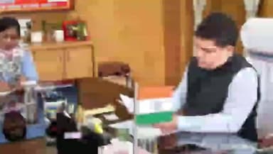 हज़ारीबाग: उपायुक्त के जनता दरबार में उमड़ी भीड़, समस्याओं के त्वरित समाधान के दिए निर्देश