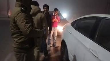 घने #कोहरे के बीच #रुद्रपुर में #पुलिस की #चेकिंग, चार पहिया वाहनों को चेक किया गया।
#fog #rudrapur #police #fry