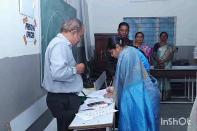 నెక్కొండ: రెడ్ల వాడ లో పోలింగ్ ప్రక్రియను పరిశీలించిన జిల్లా కలెక్టర్