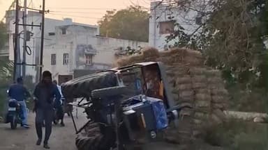 ખંભાત: રેલ્વે સ્ટેશનથી કોલેજ તરફ જવાના માર્ગના વળાંક પાસે પુળીયા ભરેલો ટ્રેલર પલટાયો.