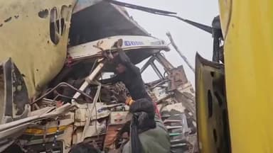 समस्तीपुर: कल्याणपुर थाना क्षेत्र के खजूरी में निर्माणाधीन सड़क पर भीषण हादसा, हाईवा में फंसा चालक