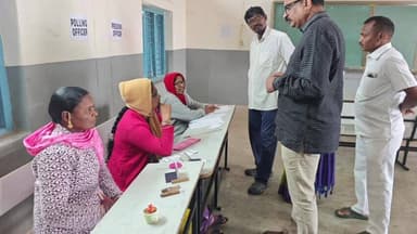 వాజేడు: ములుగు జిల్లాలో కొనసాగుతున్న మూడో విడత ఎన్నికలు