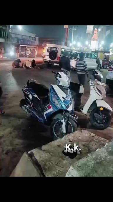 टीकमगढ़ में ‘अपने आप चलती स्कूटी’ से मचा हड़कंप, सीसीटीवी फुटेज में कैद हुआ हैरान करने वाला नज़ारा।
सड़क पर बिना चालक दौ...