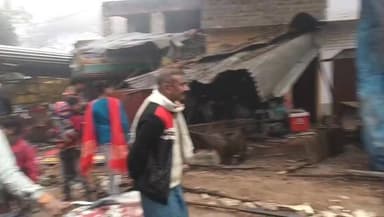 #ब्रेकिंग_न्यूज कोहरे का कहर: नयागांव चौराहे पर ट्रक दुकानों में घुसा, कई घायल