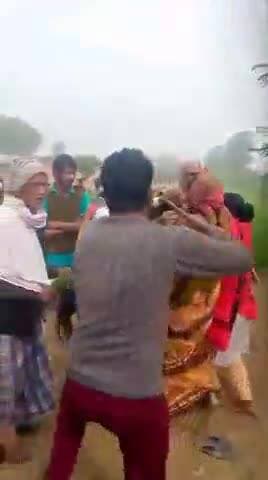 मेहदावल: पिपरी टोला में एक महिला को एक व्यक्ति द्वारा चप्पलों से मारने-पीटने का वीडियो सोशल मीडिया पर हुआ वायरल
