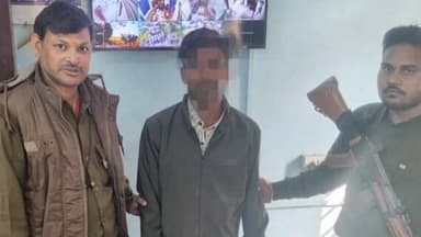 बथनाहा: बथनाहा में चोरी की बाइक से शराब तस्करी, पुलिस ने तस्कर को किया गिरफ्तार