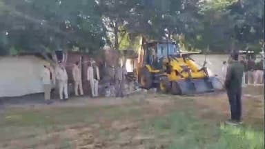 मलसीसर: धनुरी क्षेत्र में 100 करोड़ की ड्रग्स फैक्ट्री पर चला खाकी का बुलडोजर, झुंझुनूं पुलिस एक्शन मोड में नजर आई