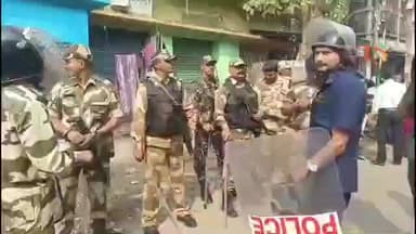 আমডাঙা: জগদ্দলে অর্জুন সিংয়ের বাড়ির সামনে তৃণমূলের বিক্ষোভের আগে এলাকা ঘিরে ফেলা হলো কেন্দ্রীয় বাহিনী এবং রাজ্য পুলিশের নিরাপ