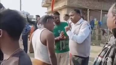 घोड़ासहन: भारत-नेपाल सीमा के झरौखर सैनिक रोड पर अतिक्रमण कार्यों पर चला प्रशासन का बुलडोजर