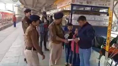 टूंडला: टूंडला रेलवे स्टेशन पर आरपीएफ ने वर्ष 2025 में अवैध रूप से रेलवे लाइन पार करने वाले 34 लोगों का किया चालान