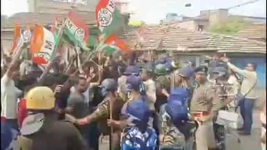 ব্যারাকপুর ১: জগদ্দল মেঘনা মোড়ে অর্জুন সিংয়ের বাড়ির কাছে তৃণমূলের বিক্ষোভ পুলিশের সঙ্গে ধস্তাধস্তি বিক্ষোভকারীদের