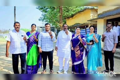 చెన్నారావుపేట: అమీనాబాద్ గ్రామంలో నర్సంపేట ఎమ్మెల్యే దొంతి మాధవరెడ్డి కుటుంబ సమేతంగా ఓటు హక్కు వినియోగించుకున్నారు.