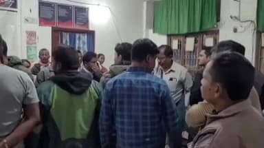 তুফানগঞ্জ ২: বেসরকারি ব্যাংকের দুই লোন রিকভারি এজেন্টের বিরুদ্ধে লক্ষ লক্ষ টাকা আর্থিক প্রতারণের অভিযোগ, কাশিয়াবাড়ি এলাকায় বিক্ষোভ