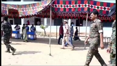 వెంకటాపురం: వెంకటాపురంలో పోలింగ్ కేంద్రాన్ని పరిశీలించిన జిల్లా ఎస్పీ సుధీర్ రాంనాథ్ కేకన్