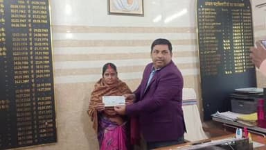 मशरक: अंचल कार्यालय परिसर में सीओ ने दो घटनाओं के आश्रितों को सौंपा चेक