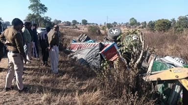 इछावर: जावर में हाईवे पर ढाबे के पास सड़क हादसे में ट्राला पलटा, चालक की दबकर मौत