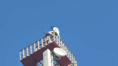 जावद: सुवाखेड़ा में बीएसएनएल टावर पर चढ़ा युवक, ज़मीन रजिस्ट्री में फ्रॉड से परेशान, मौके पर पुलिस-प्रशासन