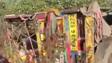 गंगधार: चिश्तीपुरा में गेहूं से भरी पिकअप को लूटने का प्रयास, पिकअप पलटी