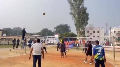 #आजमगढ़ के रिजर्व पुलिस लाइन में चार दिवसीय वॉलीबॉल-बैडमिंटन प्रतियोगिता में वॉलीबॉल के छह रोमांचक मैच आज खेले गए बुधवार...