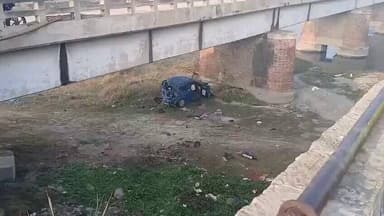 #बागपत में दबिश देकर लौट रही पुलिस टीम की कार हादसे का शिकार हो गई। तेज रफ्तार ट्रक की टक्कर से कार हाईवे से नीचे हिंडन ...