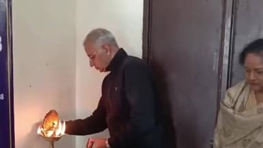 कालका: पीएम श्री राजकीय विद्यालय पिंजौर में इन्नर व्हील क्लब कालका ने जरूरतमंद बच्चों को जूते वितरित किए