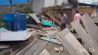 पलिया: सिंघहिया मोहल्ले में दबंगों ने जेसीबी से तोड़ी 5 दुकानें और एक कमरा