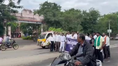 பெரியகுளம்: லட்சுமிபுரம் ஒருங்கிணை ந்தநீதிமன்றவளாகம் முன் இ-பைலிங்நடைமுறையை கண்டித்து வழக்கறி ஞர்கள் ஆர்ப்பாட்டத்தில் ஈடுபட்டனர்