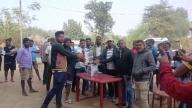 झींकपानी: मंत्री दीपक बिरुआ ने हाथियों से बचाव के लिए आधा दर्जन गांवों में पटाखे व टार्च बांटे