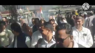 सीकर: सीकर में कांग्रेस ने प्रदर्शन करते हुए पीएम का पुतला जलाया