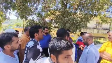 ಸೋಮವಾರಪೇಟೆ: ಸೋಮವಾರಪೇಟೆ - ಮಾಗಡಿ ಎಸ್ ಎಚ್ ಹೆದ್ದಾರಿಯ ಕಾಮಾಗಾರಿ ಕಳಪೆ ಗುಣಮಟ್ಟದಿಂದ ಕೂಡಿದೆ ಎಂದು ಗ್ರಾಮಸ್ಥರು ಅಧಿಕಾರಿಗಳನ್ನು ತರಾಟೆಗೆ ತೆಗೆದುಕೊಂಡರು