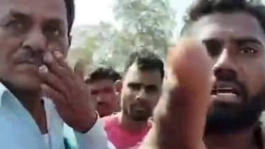 गंगाखेड: रस्त्याच्या बोगस कामावरून गंगाखेड येथे नागरिकांनी केला संताप व्यक्त