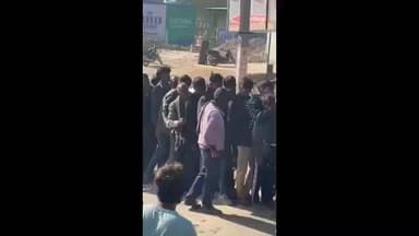 गंगरार: गंगरार क्षेत्र के बोरदा ग्राम सहकारी समिति में खाद के लिए किसानों की लंबी कतारें