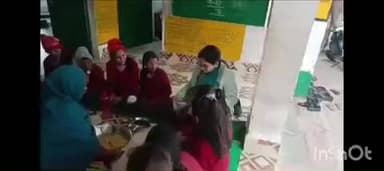 गोला गोकरणनाथ: एसडीएम गोला प्रतीक्षा त्रिपाठी ने प्राथमिक विद्यालयों का निरीक्षण कर दिए निर्देश, बच्चों को पढ़ाया और खाना भी खाया