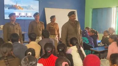 मेहसी: जयबजरंग थाना क्षेत्र में पुलिस पदाधिकारी द्वारा विद्यालय/शैक्षणिक संस्थानों के छात्र-छात्राओं को जागरूक किया जा रहा