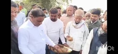 पिपरा: जगदीशपुर गांव में विधायक संजय सिंह यादव ने पीसीसी सड़क व नाली निर्माण कार्य का किया शिलान्यास
