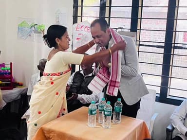 পলাশবাৰী: শিকাৰহাটিত ৰাইজৰ সৈতে মতবিনিময় কৰে বিধায়ক হেমাংগ ঠাকুৰীয়াই