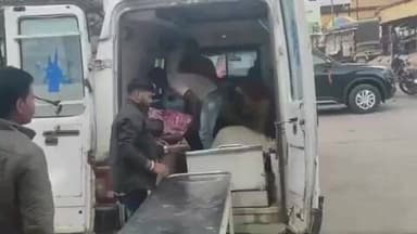 बसिया: कुम्हारी बाजार से लौटते समय ऑटो पलटने से 4 लोग गंभीर रूप से घायल, सदर अस्पताल में भर्ती